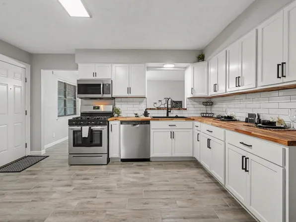 308 San Jacinto St, La Porte, TX 77571