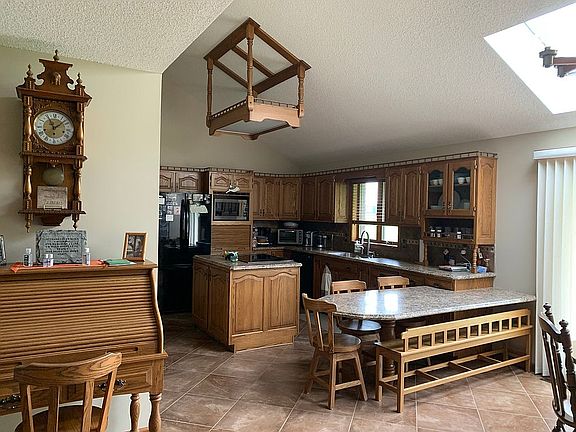 Kitchen w/cathedral ceiling