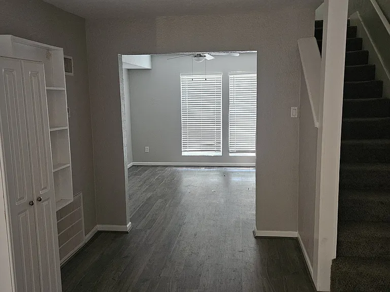 Rosewood Dr — Photo 2