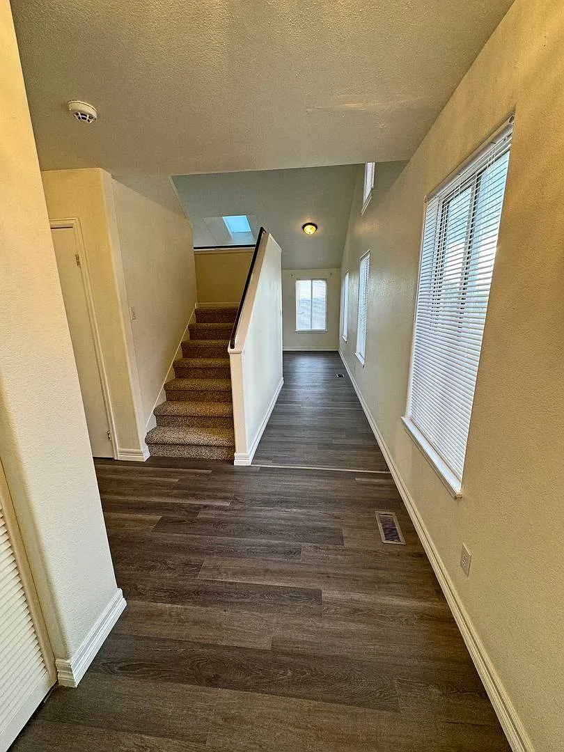 Elbow Dr W 228-230 — Photo 3