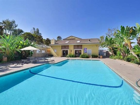 Your stay in San Diego just got even better with our poolside experience