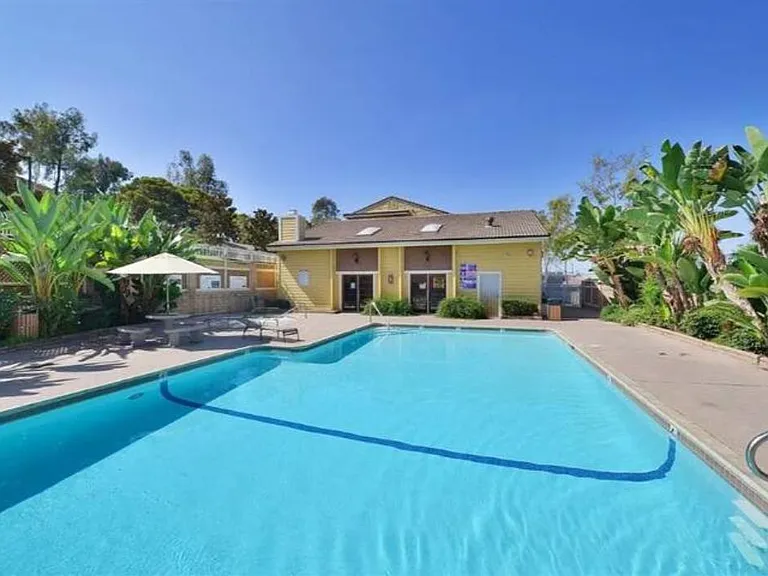 Your stay in San Diego just got even better with our poolside experience