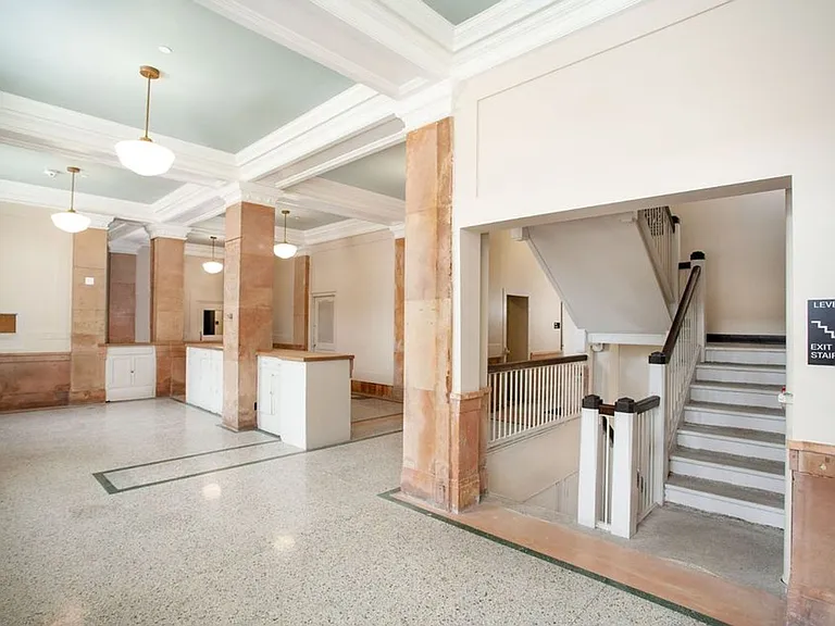 521 W 2nd Street - Leijona — Photo 78