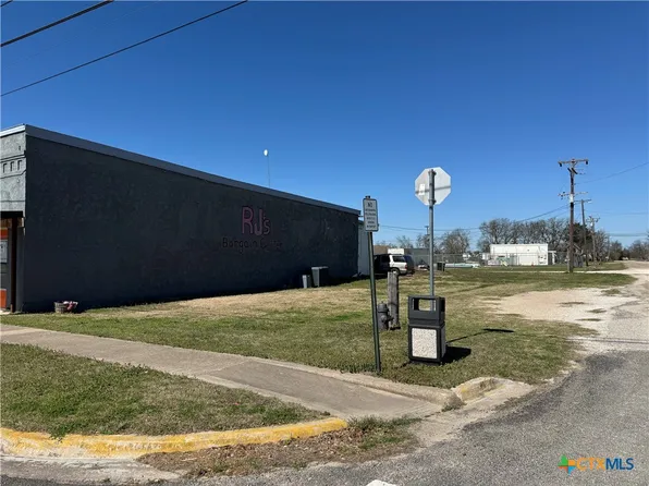 218 W Gassaway, Lott, TX 76656