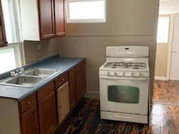3rd image of 1055 W Paris St