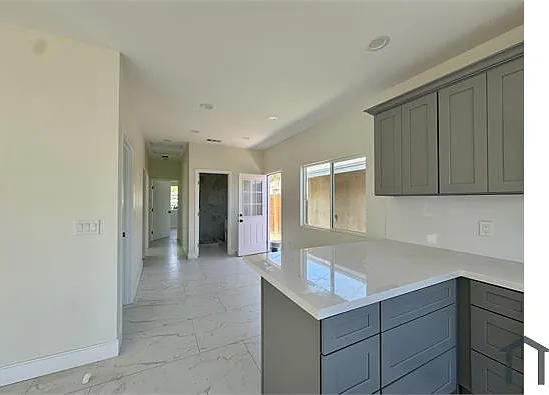 640 S Oak St — Photo 2