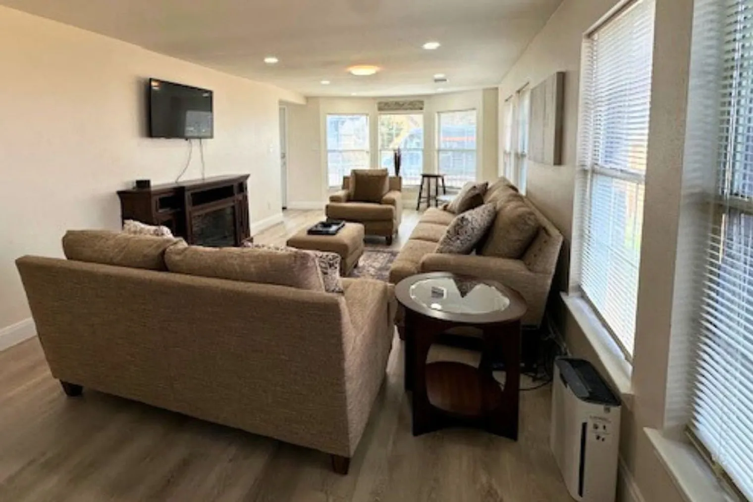 3 bed, 2.0 bath, 36597 sqft, $2,796 — Photo 3