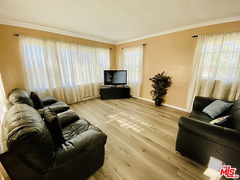 1554 S Stanley Ave — Photo 4