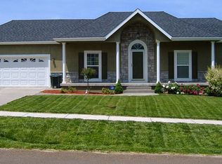 609 E 6th St, Wellsville, KS 66092