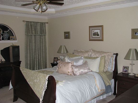 Spacious Mstr Bedroom newly painted