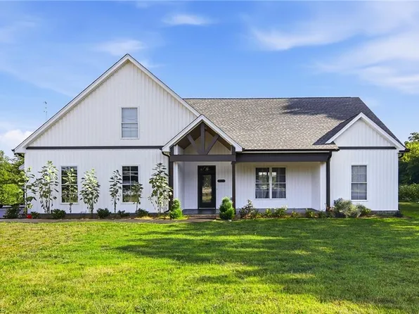 263 Progress Ln, Yadkinville, NC 27055