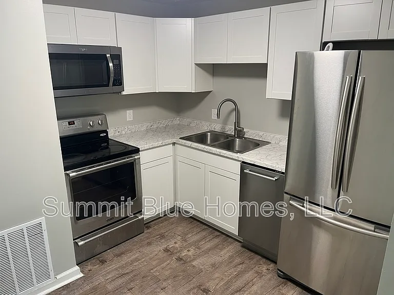 555 N Dupont Ave — Photo 1