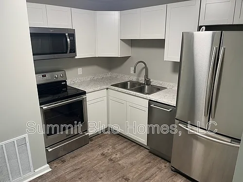 555 N Dupont Ave Photo 1