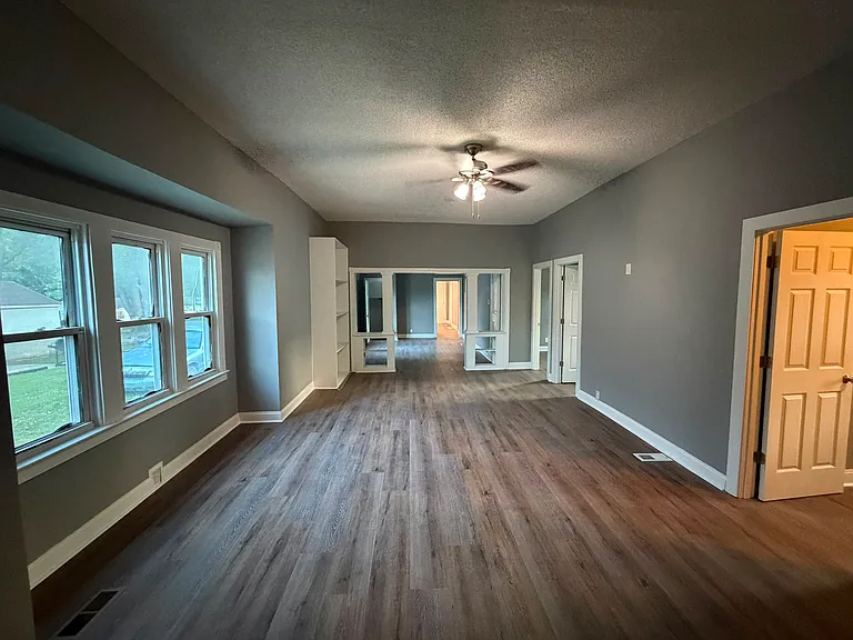 250 S Sherman Dr — Photo 5