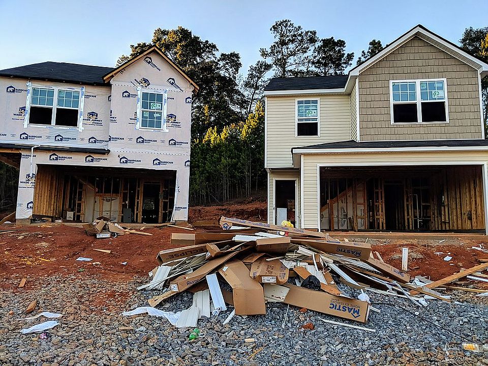 2nd image of 32 Everett Cres