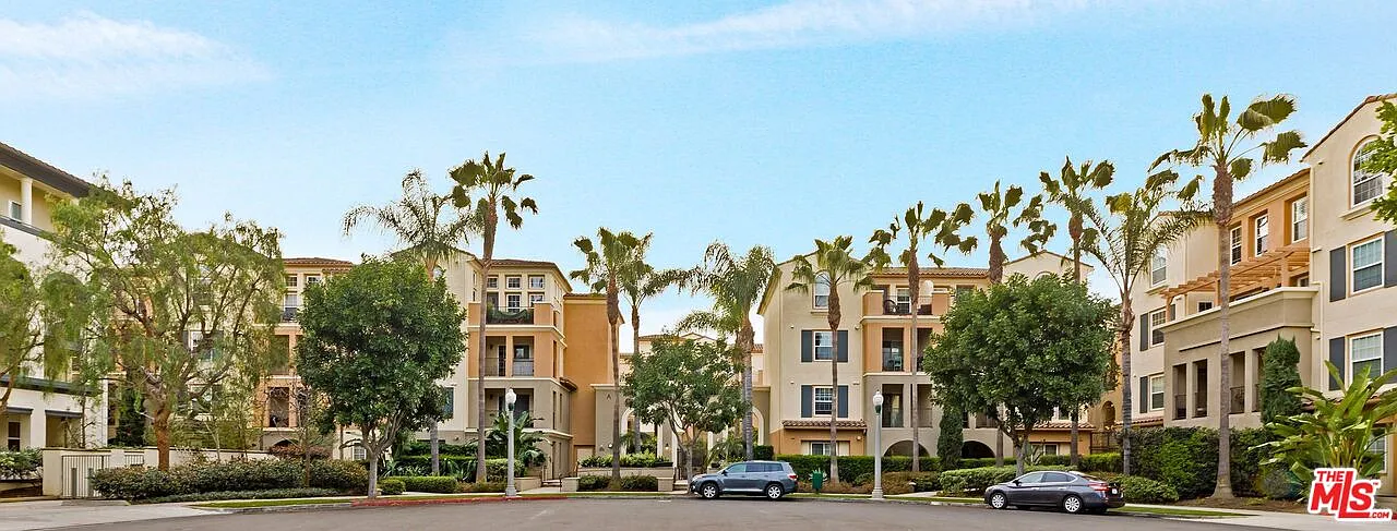 2 bed, 2.0 bath, 1300 sqft, $4,800 — Photo 1