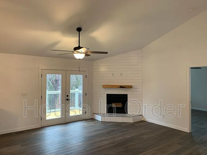 3 bed, 2.5 bath, 2522 sqft, $2,400 — Photo 4