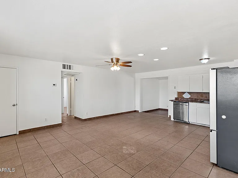 2246 W Sierra St — Photo 11
