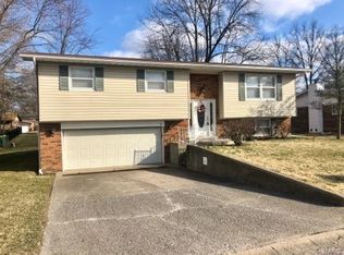 17 Coachlight Dr, Millstadt, IL 62260