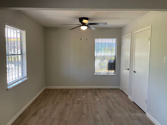 Dining /Living area
w/ ceiling fan