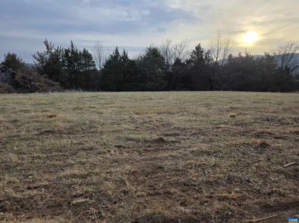 13 Pea Ridge Rd, Stanardsville, VA 22973