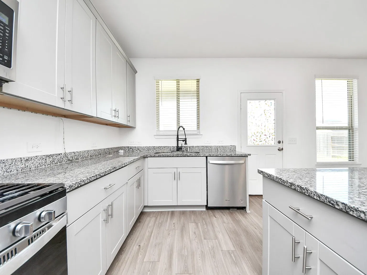 4 bed, 3.0 bath, 2718 sqft, $2,700 — Photo 3