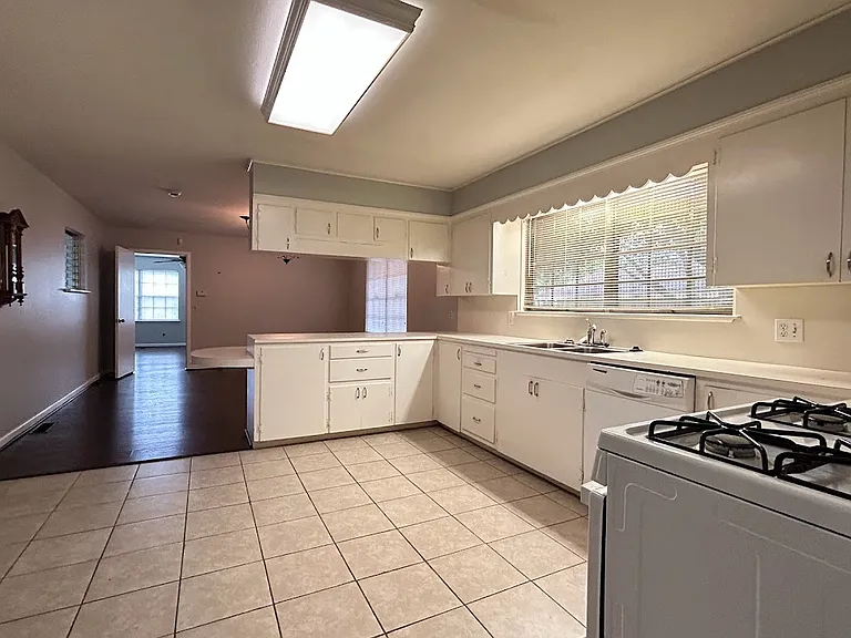 1601 N Sang Ave — Photo 2