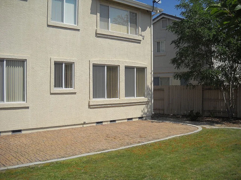 10145 Hampton Park Dr photo 1