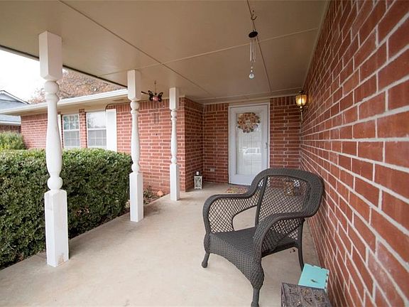 3rd image of 405 Leslie Dr
