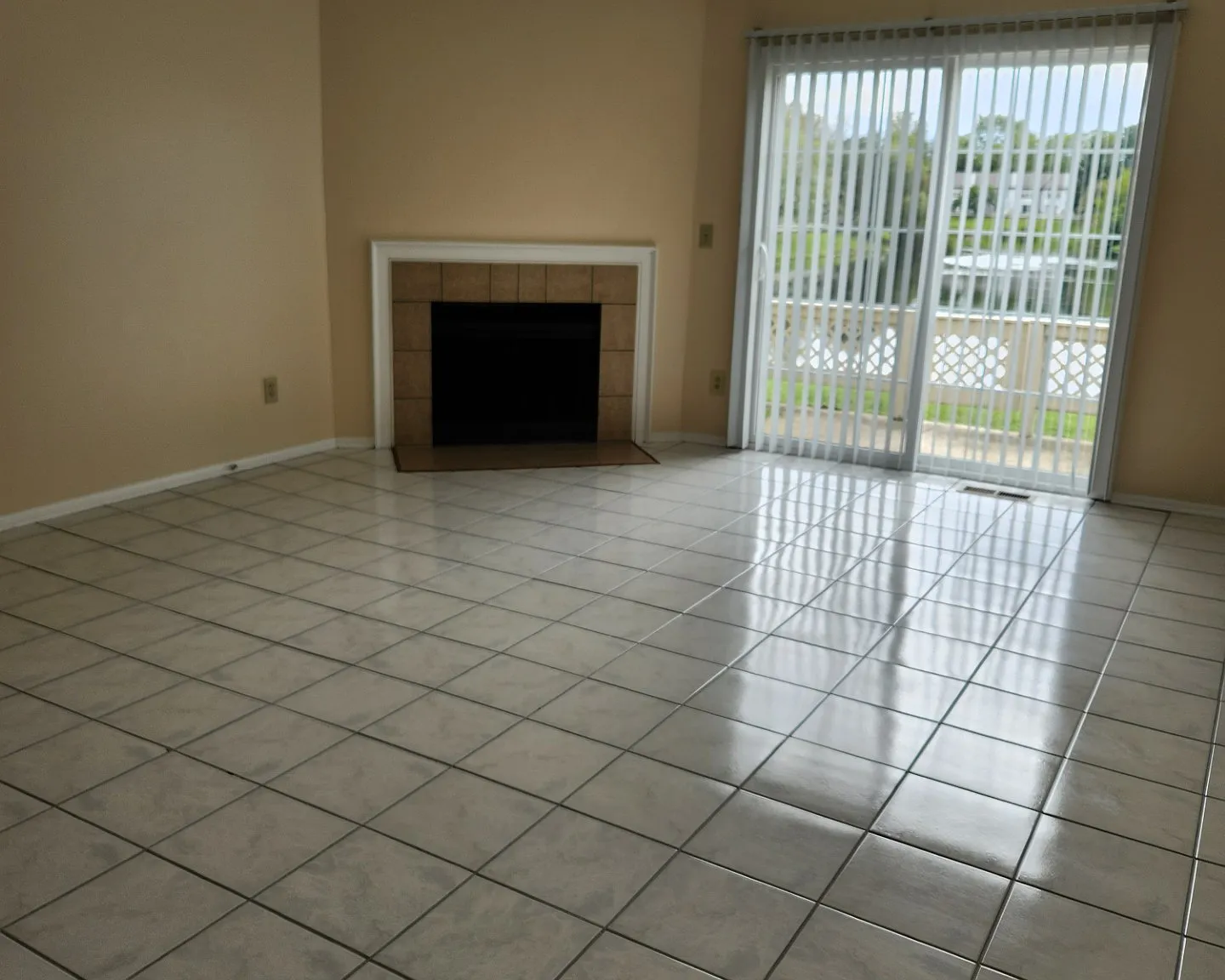 2 bed, 1.5 bath, 1600 sqft, $1,600 — Photo 2