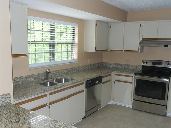 3rd image of 2904 SE Pier St