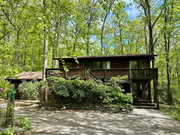 800 Dogwood Ct W, Hawley, PA 18428