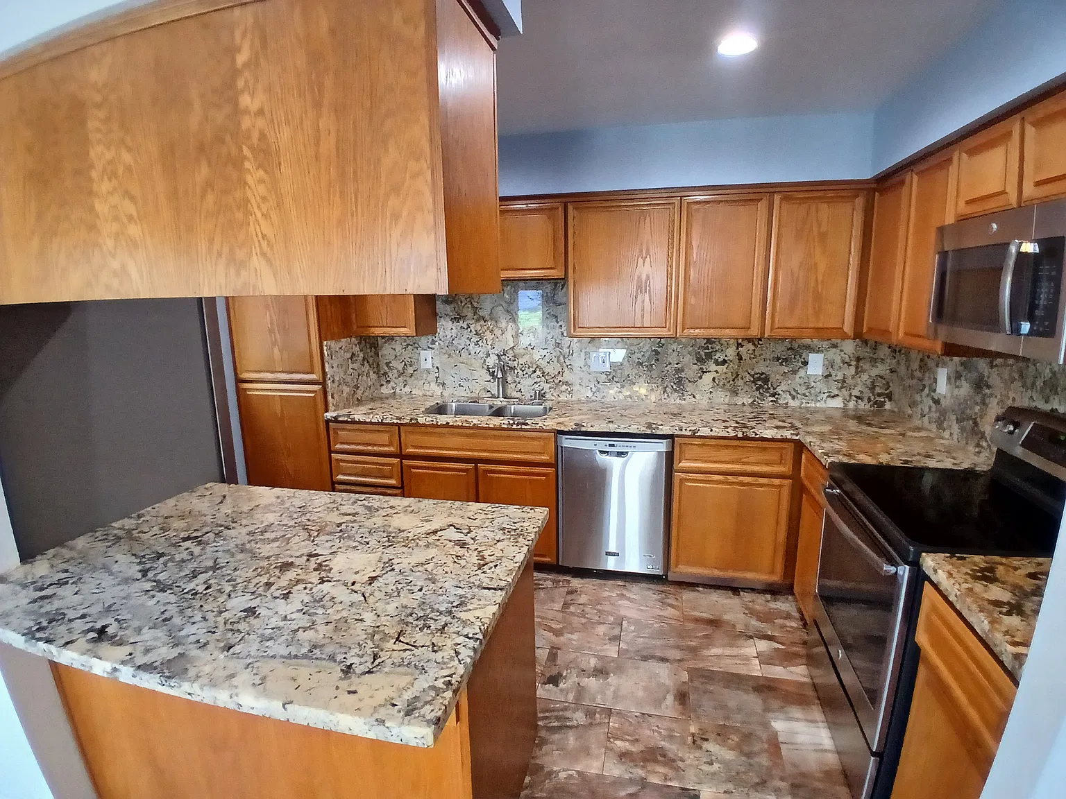 3 bed, 2.5 bath, 1628 sqft, $2,250 — Photo 3