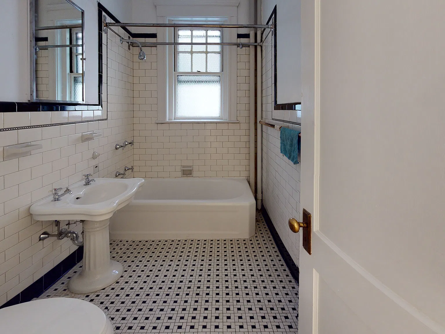 2 bed, 1104 sqft, $4,000 — Photo 2