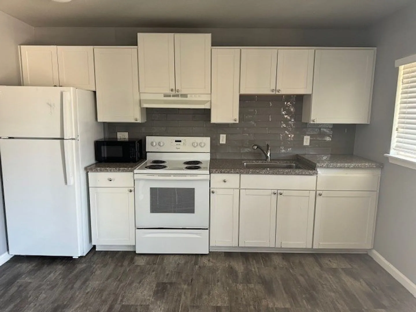 b One Bedroom Ground Floor Apartment Close to Renown & VA Hospital — Photo 3