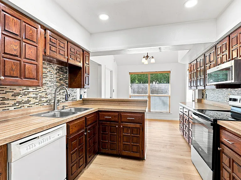 8782 Marilyn Dr — Photo 8