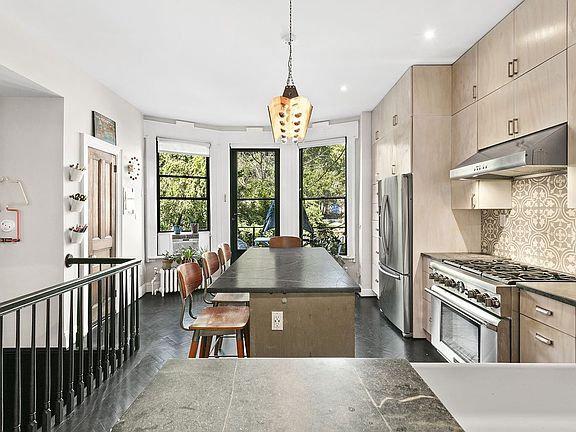 4th image of 270 New York Ave