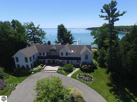 3rd image of 1008 E Bay Dr