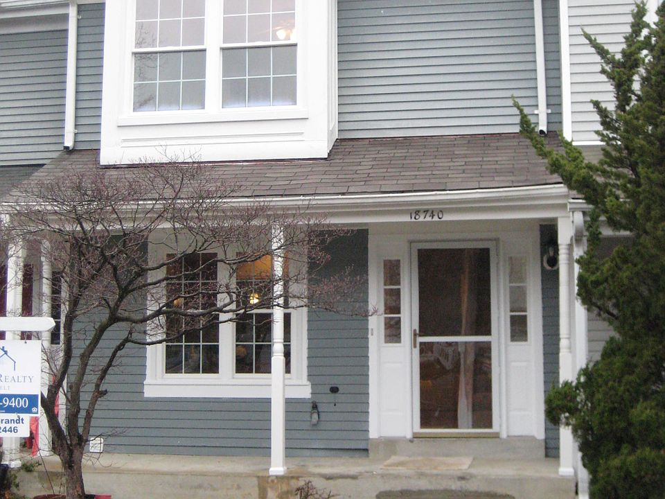 LAKE FRONT & MOVE IN READY