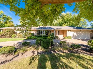 21 E Stonegate Dr, Prospect Heights, IL 60070