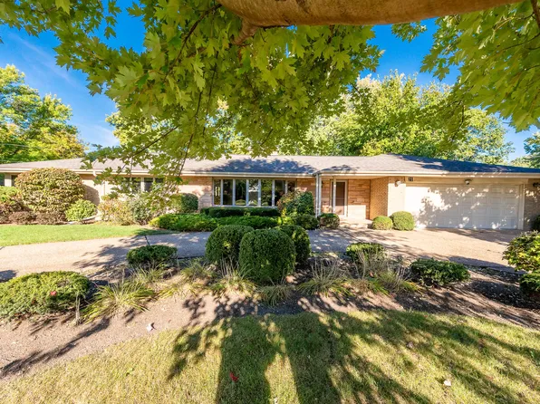 21 E Stonegate Dr, Prospect Heights, IL 60070