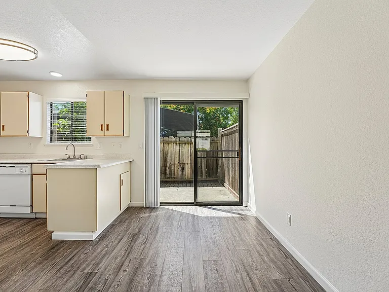 17-web-or-mls-403-425 Junction Ave 109A-S1807-015