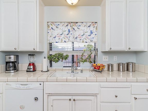 5th image of 784 Meadowhawk Dr