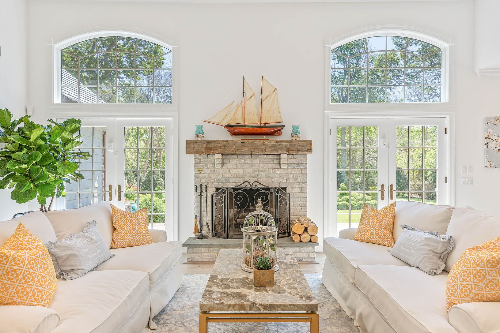  Light and Bright Living Room