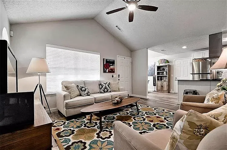 3 bed, 1036 sqft, $2,150 — Photo 4