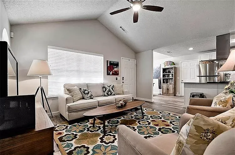 3104 W Woodridge Dr — Photo 4