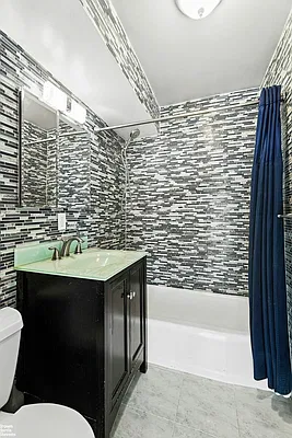 Bathroom, photo 1
