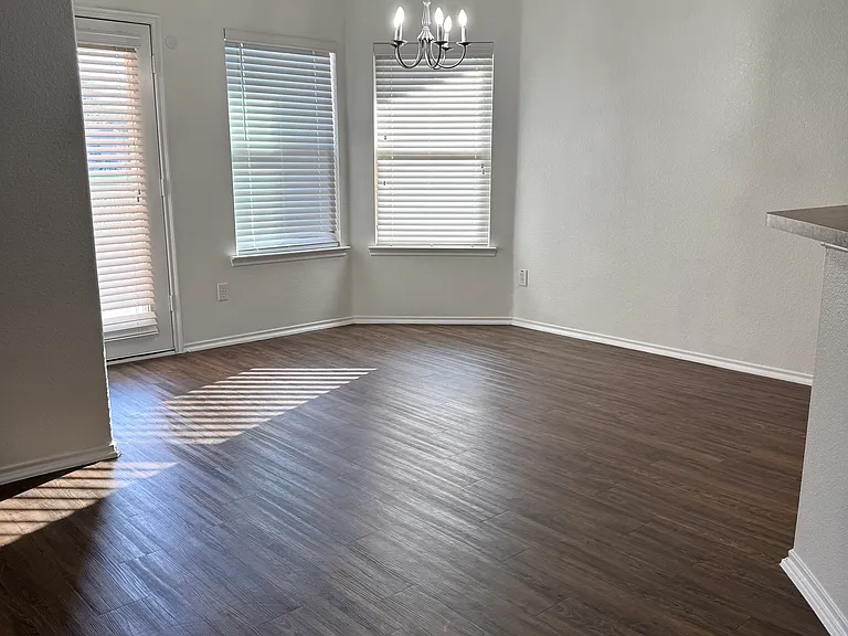 1006 Lancashire Ln — Photo 6