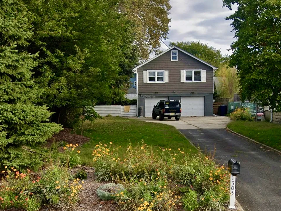 1305 8th Ave