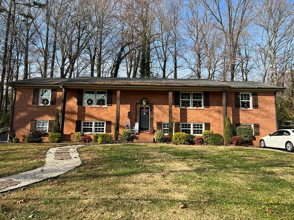 1048 Pine Lake Dr, Winston Salem, NC 27105